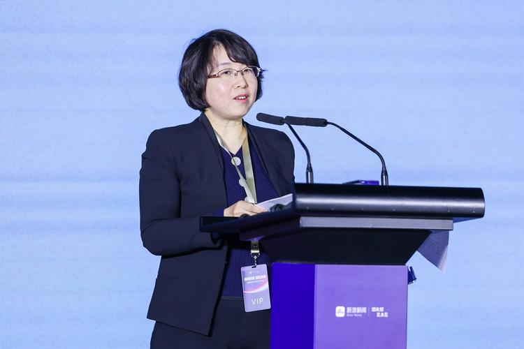 小鵬汽車互聯網副總經理趙恒藝正在發言